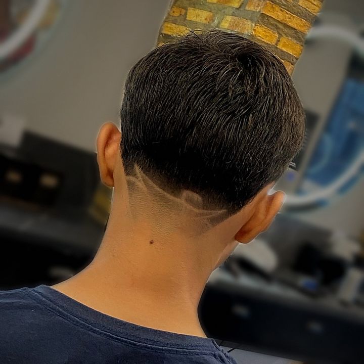 Nuca com degradê e desenho feito na máquina