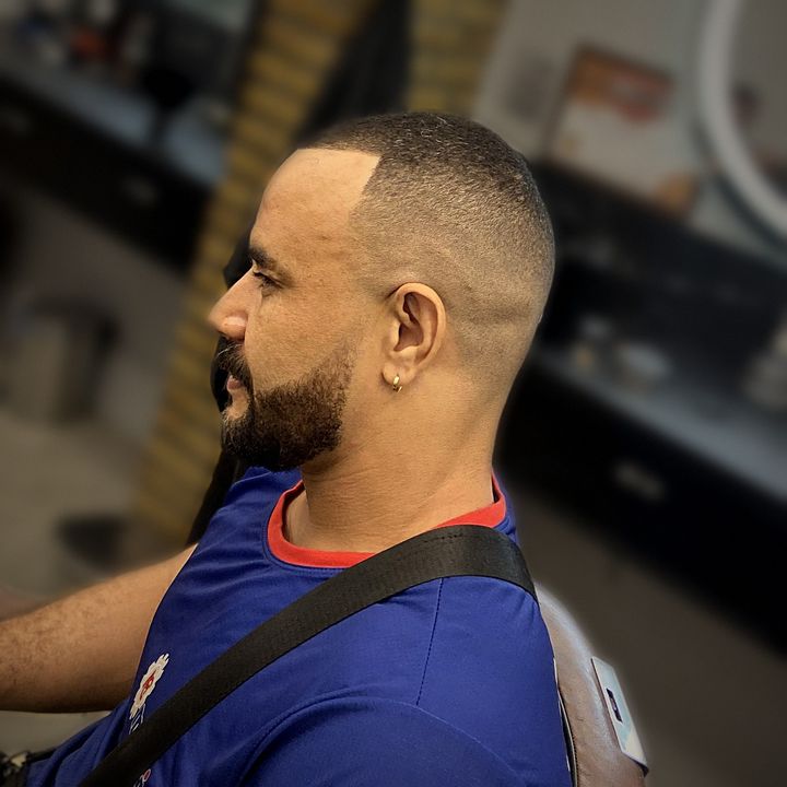 Corte baixo na máquina com barba