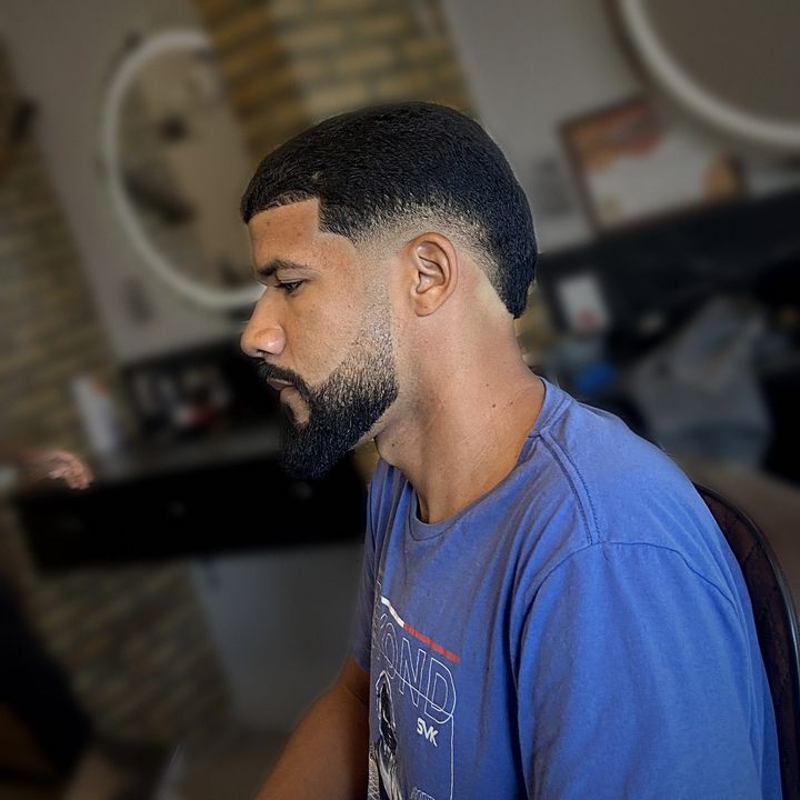Degradê baixo com barba cheia desenhada