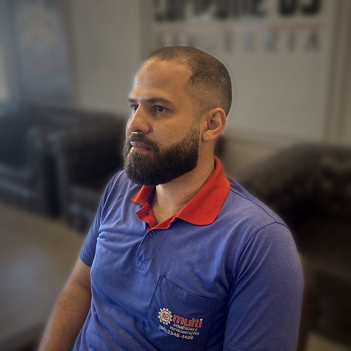 Corte baixo com barba cheia