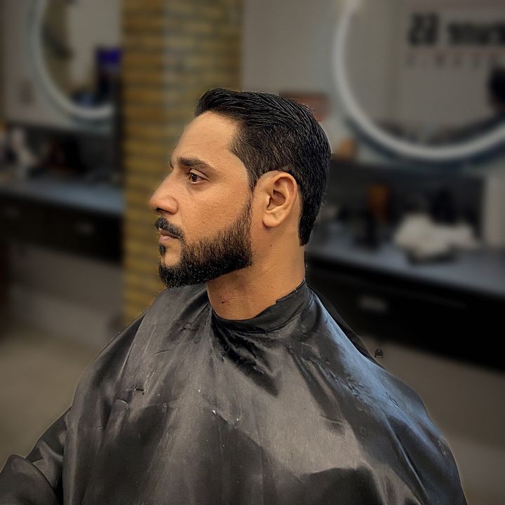 Corte com volume no topo e barba alinhada