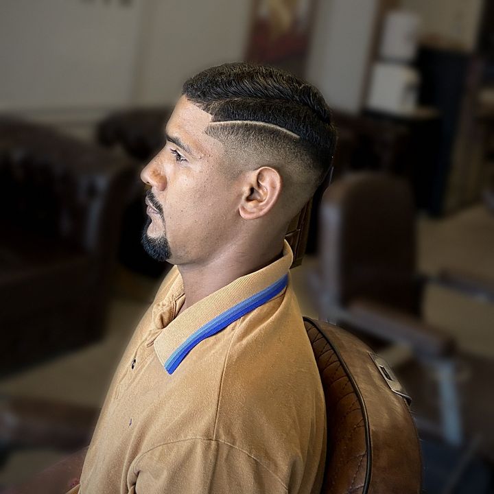 Degradê com risco lateral e barba alinhada